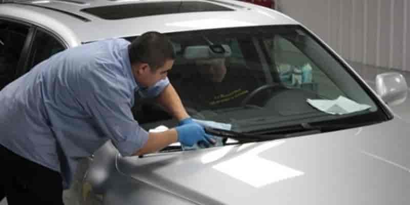 Hình 3: Nên thay kính chắn gió bằng chất liệu cao cấp để đảm bảo độ an toàn và bền bỉ